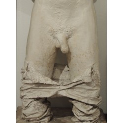 Uomo che si veste